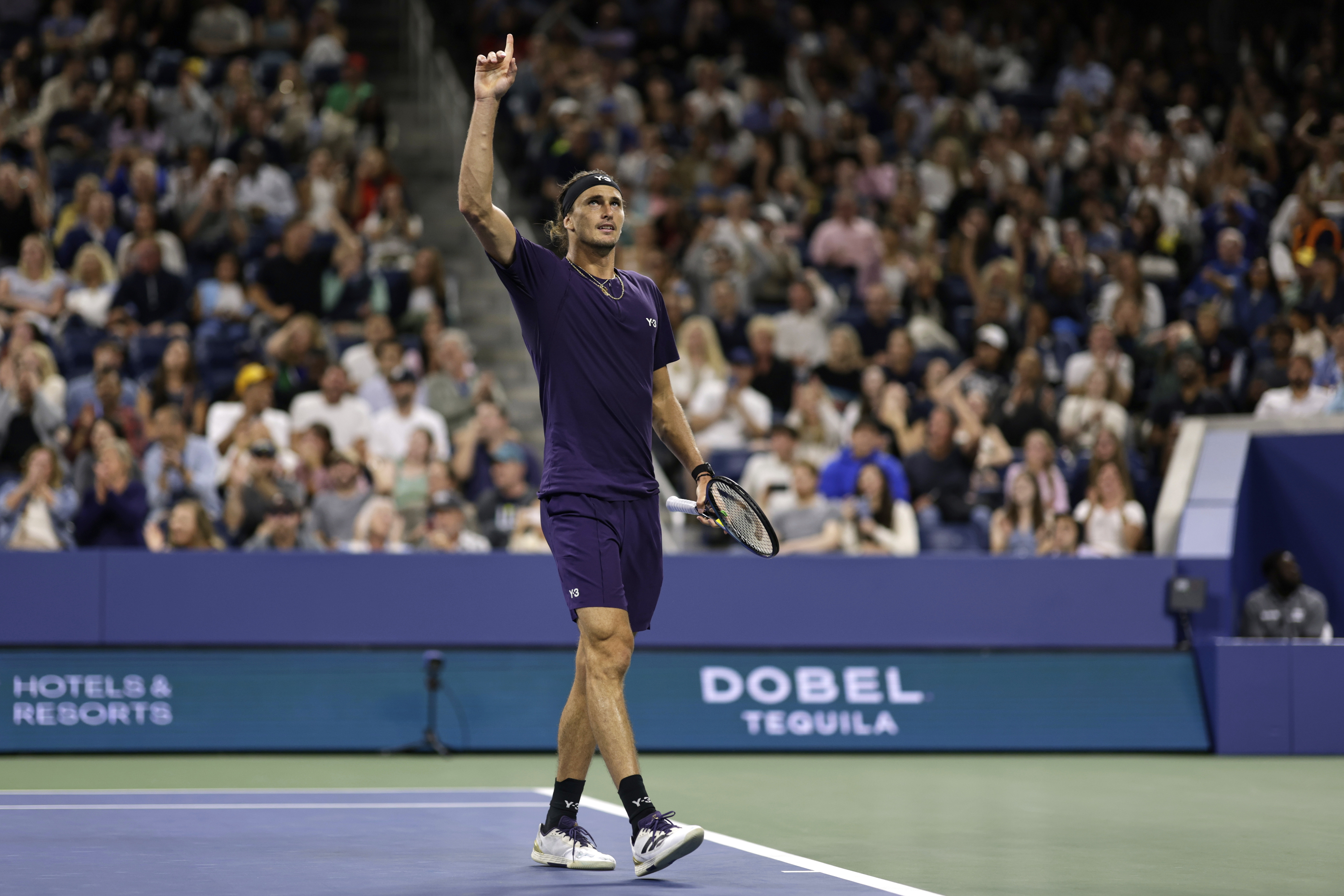 包含美网险胜年终总决赛，兹维列夫刷新纪录的词条