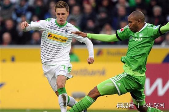 狼堡前锋领衔破门，帮助球队逆转赢球