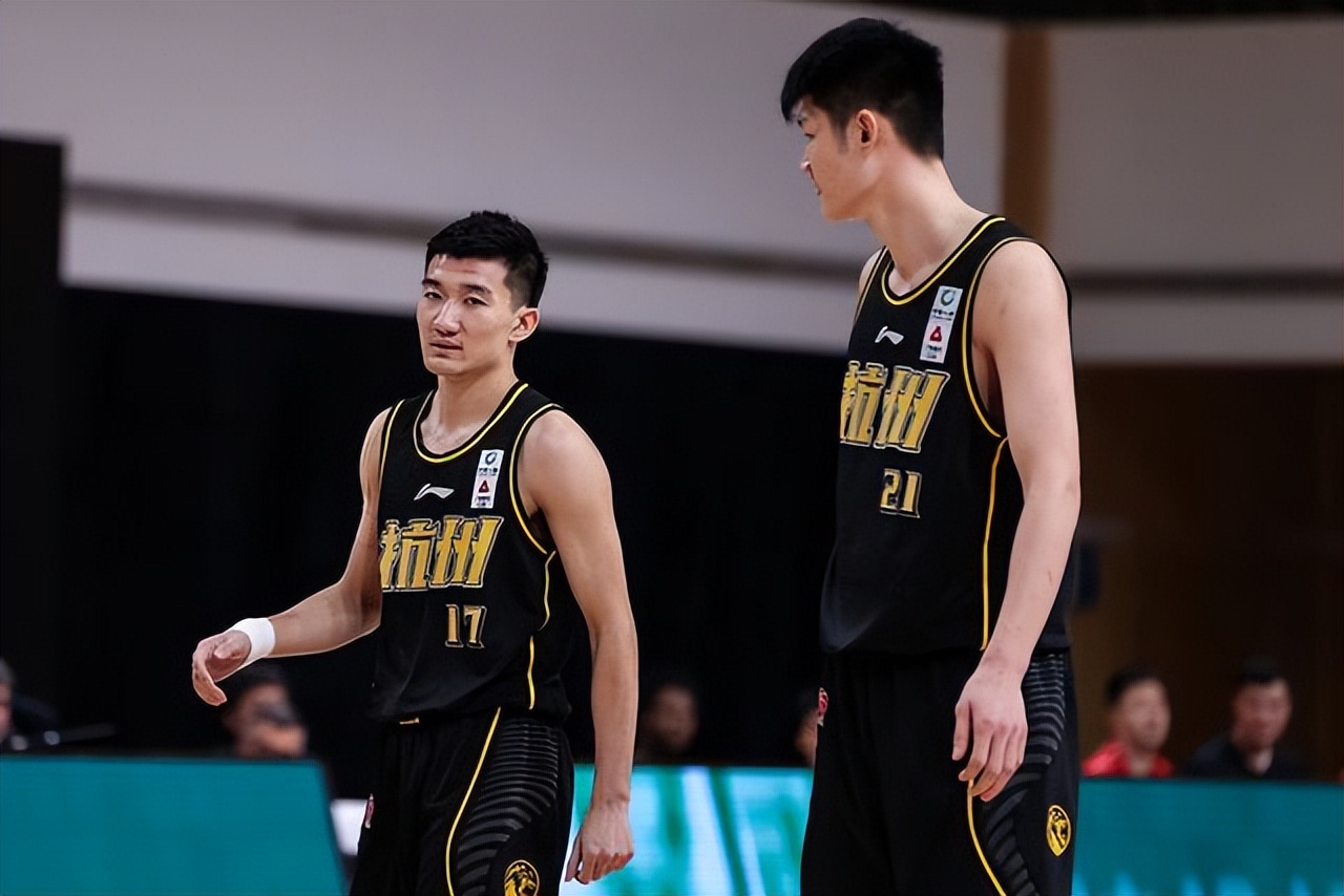 包含米尔顿凯恩斯痛失好局，球迷探讨主教练战术的词条