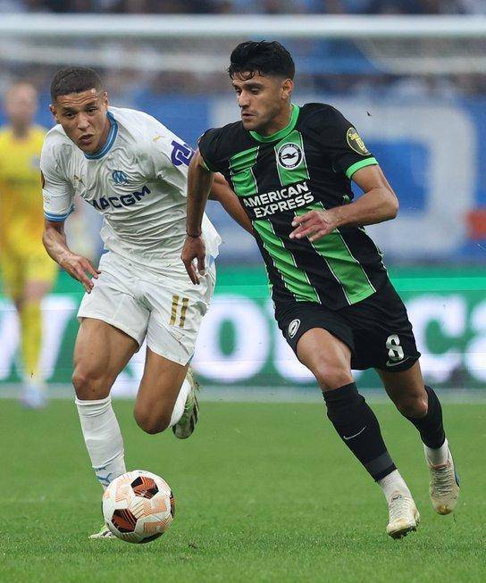 包含米尔顿凯恩斯痛失好局，球迷探讨主教练战术的词条