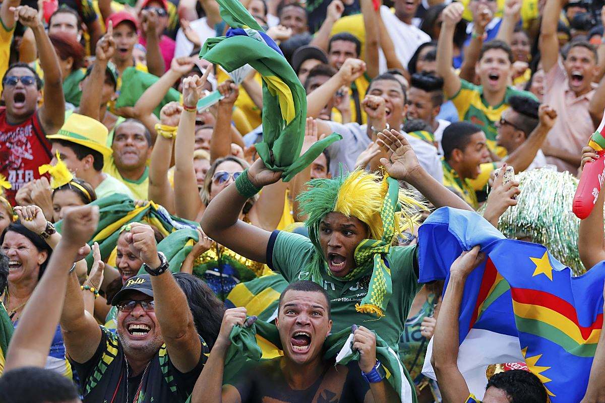 精彩的足球比赛激起球迷无限热情的简单介绍