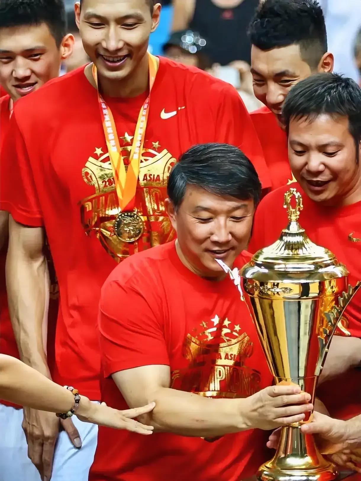 战队豪取连胜，篮球赛场上获佳绩