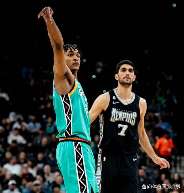 沙尔克客场惊险逆转，赢得关键三分