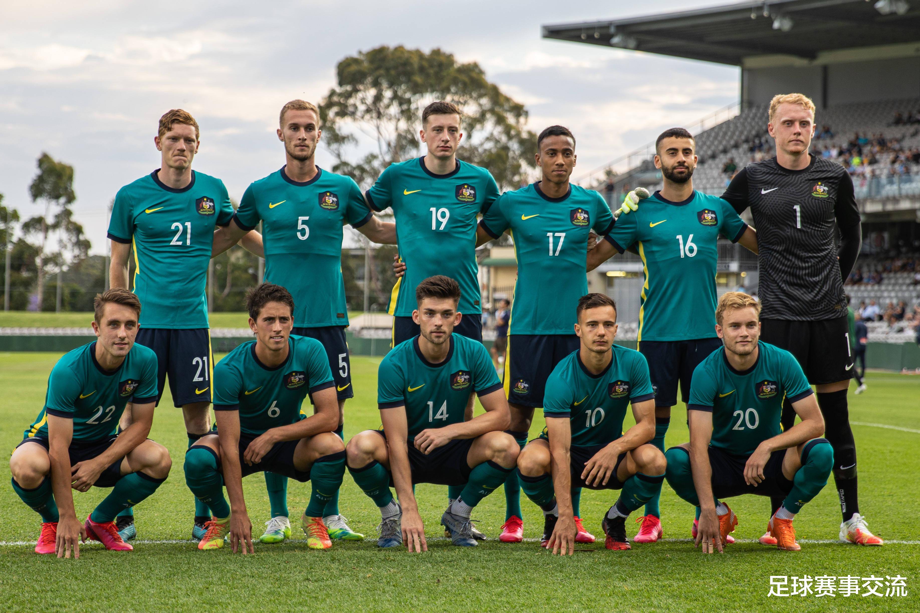 足球比赛现场氛围热烈，球员实力对比悬殊