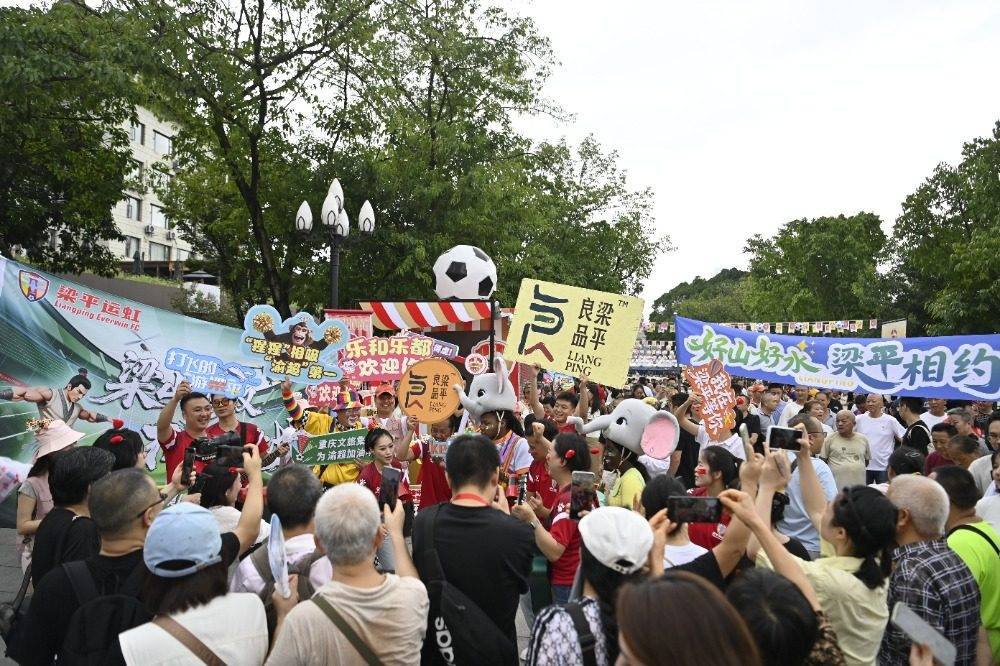 关于热情高涨！球迷尽情呐喊，比赛如火如荼的信息