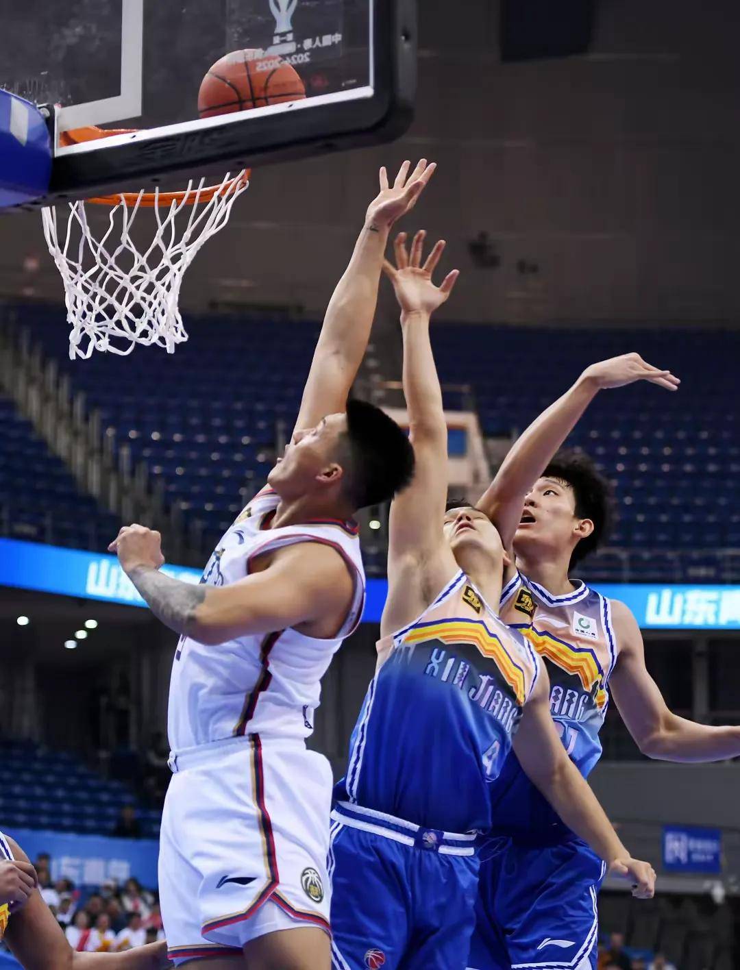 比赛节奏飙升！球队不断交替领先