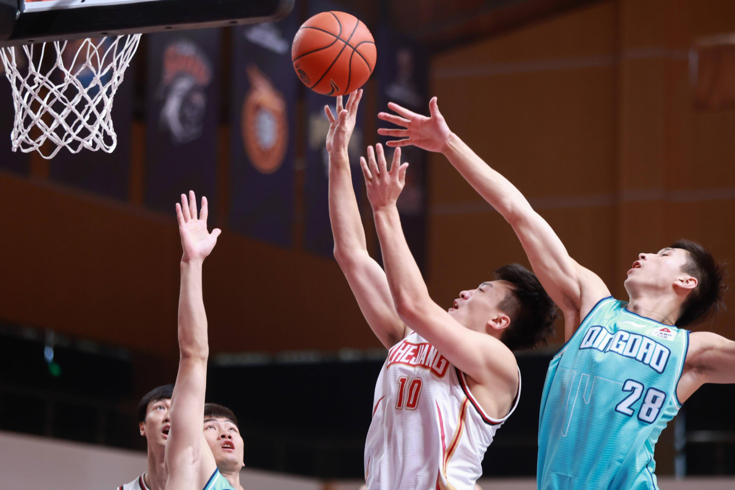 浙江队险胜新疆队，王哲林带队取胜