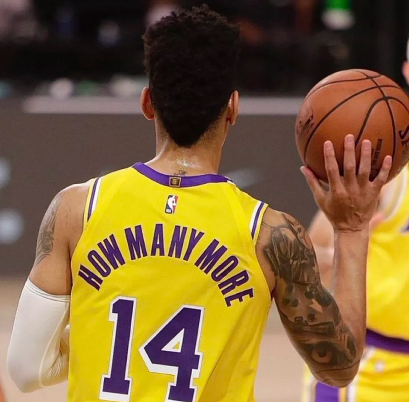 包含火箭鏖战南韩男篮，丹尼·格林制霸全场的词条