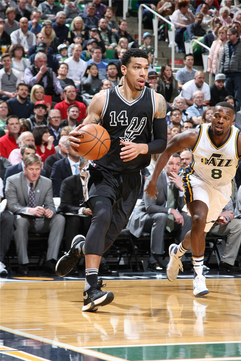 包含火箭鏖战南韩男篮，丹尼·格林制霸全场的词条