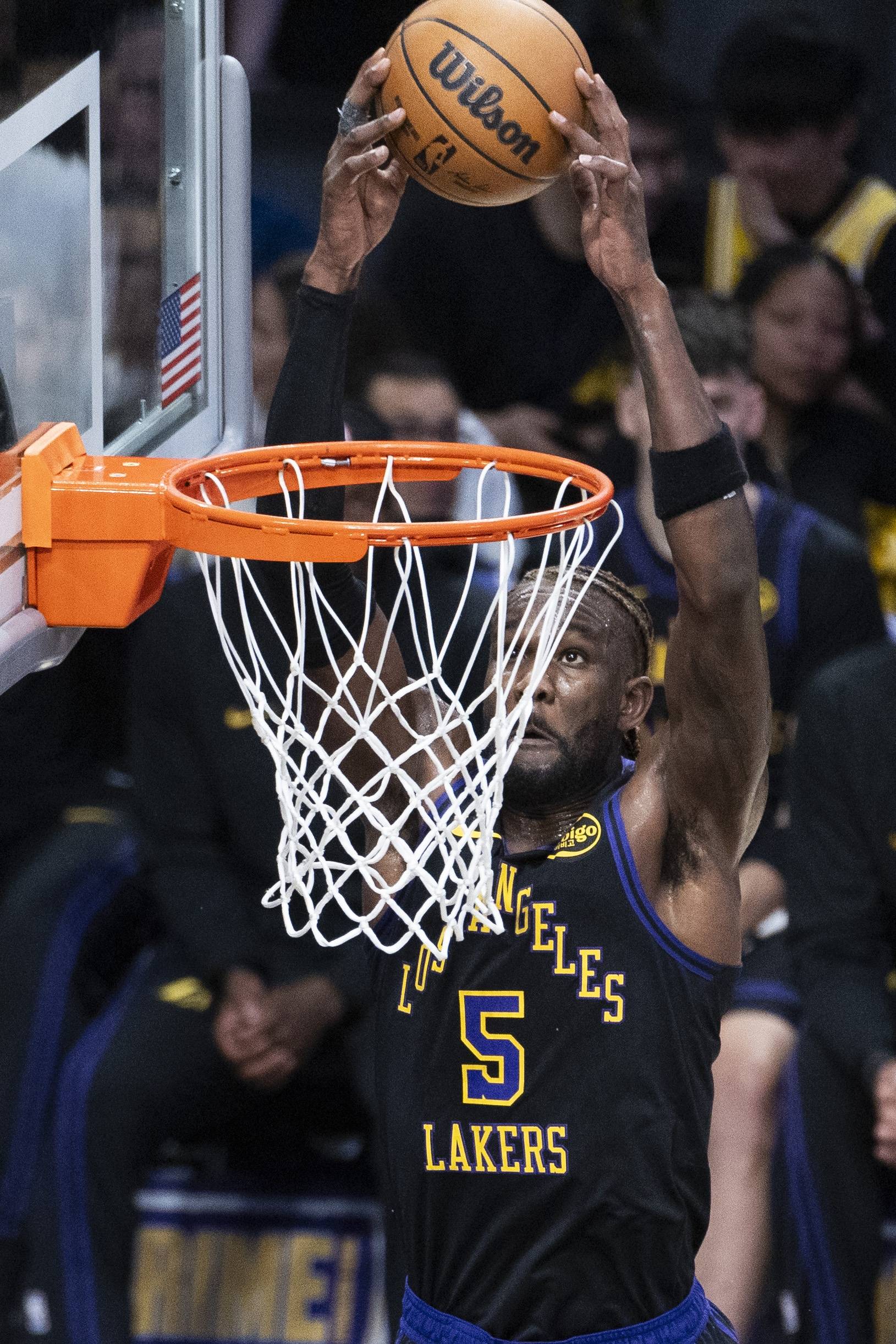 包含独行侠鏖战马刺，伦纳德关键制胜的词条