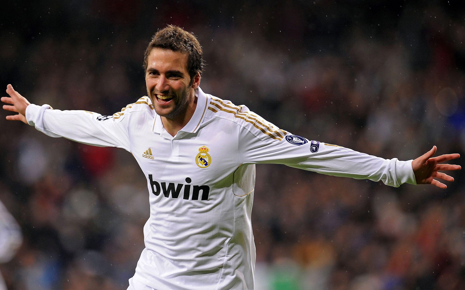 意甲焦点战之夜，戈麦斯关键战不手软，一锤定音助球队登顶